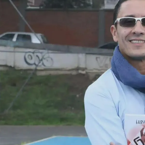 Wilson Suárez presentó ¡Aquí Están!, obra crítica que interroga la memoria política del país