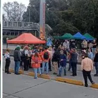 Llegar a El Dorado, complicado por bloqueos en calle 26; Transmilenio, afectado