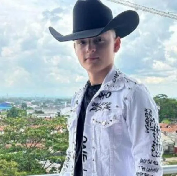 Liberaron a hijo de Giovanny Ayala y su mánager, secuestrados hace más de 2 semanas en el Cauca. Los encontron en carpas. 