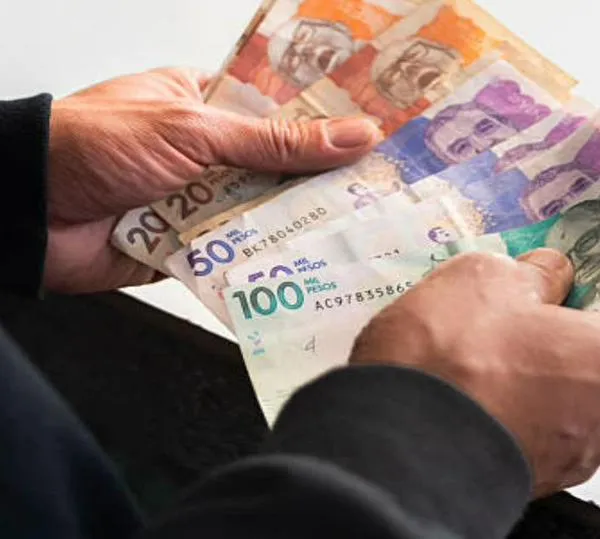 Más colombianos ganan menos de un salario mínimo, mientras cae el número de quienes lo reciben completo