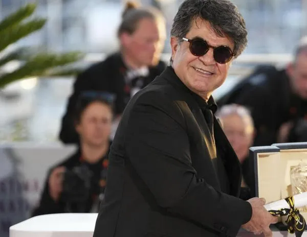 Irán condena "en ausencia" al galardonado director Jafar Panahi a un año de prisión