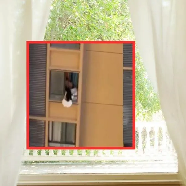 [Video] Amante escapó por ventana de edificio para huir de esposa furiosa