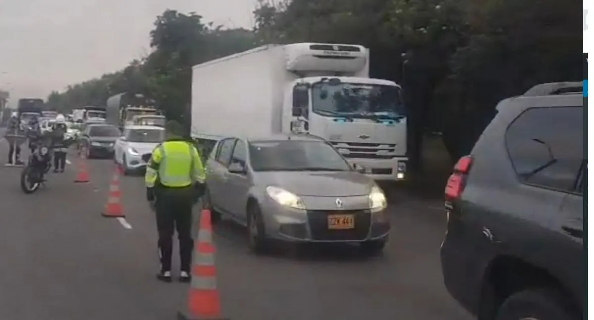 Video del trancón en la Autopista Norte hoy por tractomula que se partió en dos