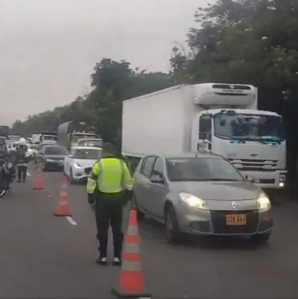 Video del trancón en la Autopista Norte hoy por tractomula que se partió en dos