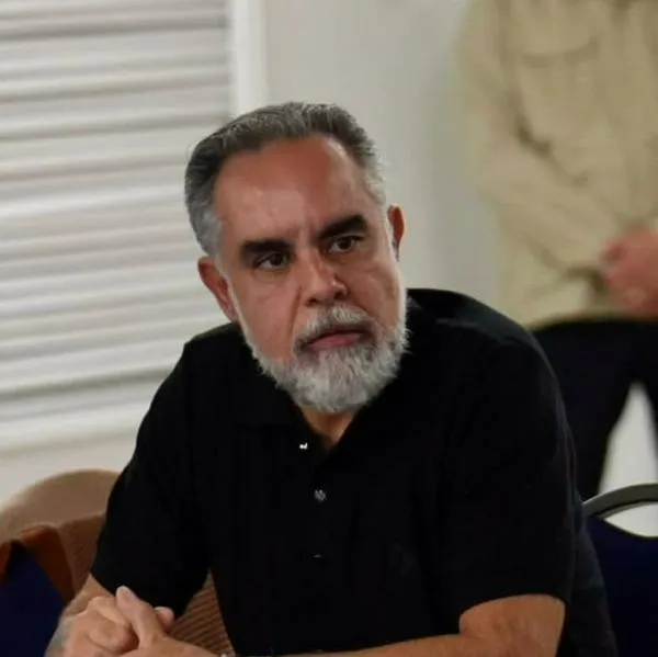 "Todo lo pueden ver": Benedetti, al igual que Petro, ahora dice que chuzaron su celular con Pegasus. Directora del Dapre denunció amenazas en su contra. 