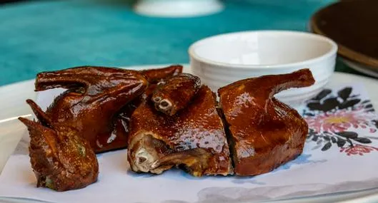 Mala noticia para amantes del pollo asado en Colombia: muchos están sorprendidos con la novedad. Daría señales del salario mínimo. 