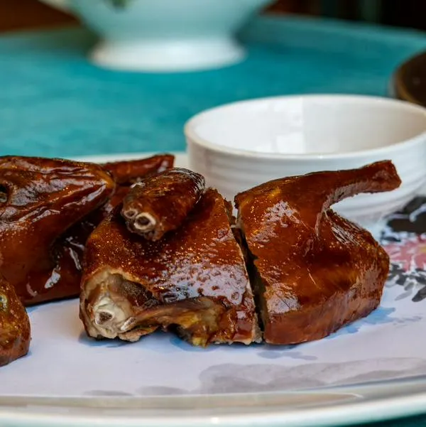 Mala noticia para amantes del pollo asado en Colombia: muchos están sorprendidos con la novedad. Daría señales del salario mínimo. 