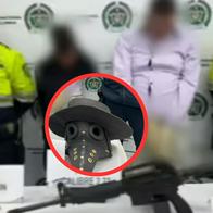 Quién es el hombre que apareció disparando con un fusil en Bogotá; lo grabaron con máscara y habría usado prendas de la 'peste negra'.