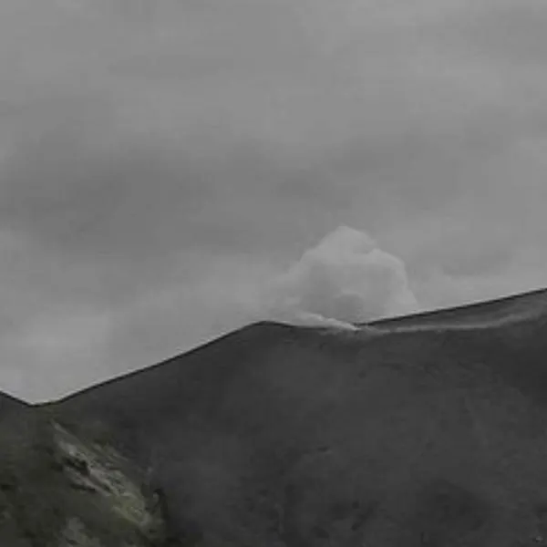 Volcán Puracé sigue en alerta naranja por temblores, columnas de humo y ceniza