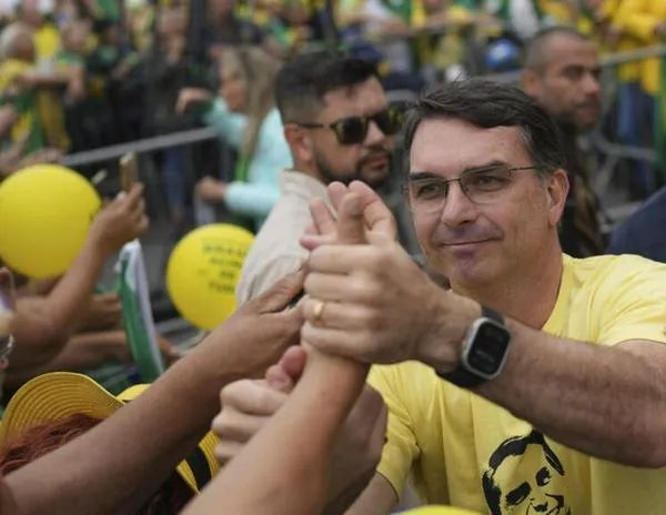 Flávio Bolsonaro obtiene el aval de su padre para pugnar por la Presidencia de Brasil