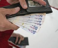 50 thousands pesos bills from Colombia coming out of a man´s  wallet