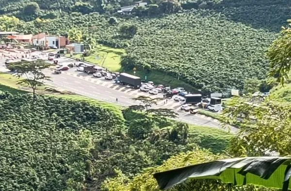 Tráfico lento en vía del Eje Cafetero por protesta de camioneros: piden eliminar peajes