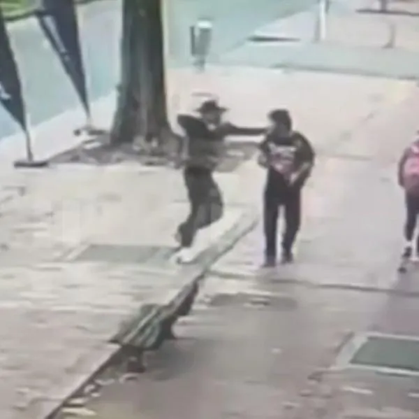 Jean Claude Bossard: Noticias RCN revela nuevo video del momento del momento exacto del robo en el que fue asesinado el joven en Bogotá.