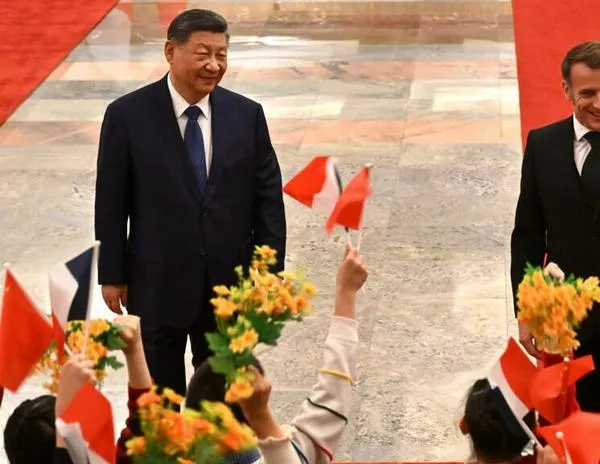 Macron amenaza con imponer aranceles a productos chinos, pero busca un acuerdo comercial con la UE