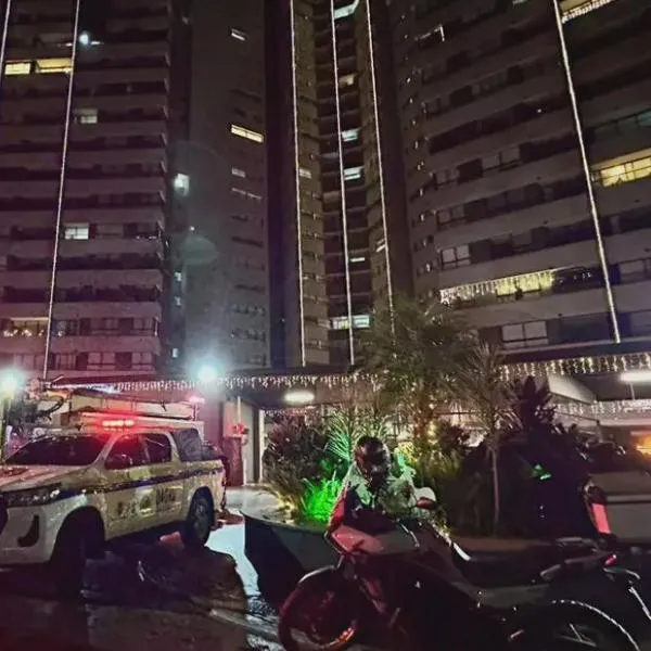 Así quedó evidenciado un incendio en un edificio de Medellín, en medio de la celebración del Día de las Velitas