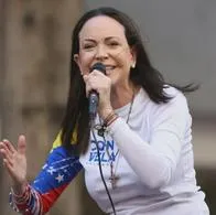 Rueda de prensa de Corina Machado se retrasa y hay dudas de su paradero en la entrega del Nobel. Desde Venezuela lo tachan como "subasta". 