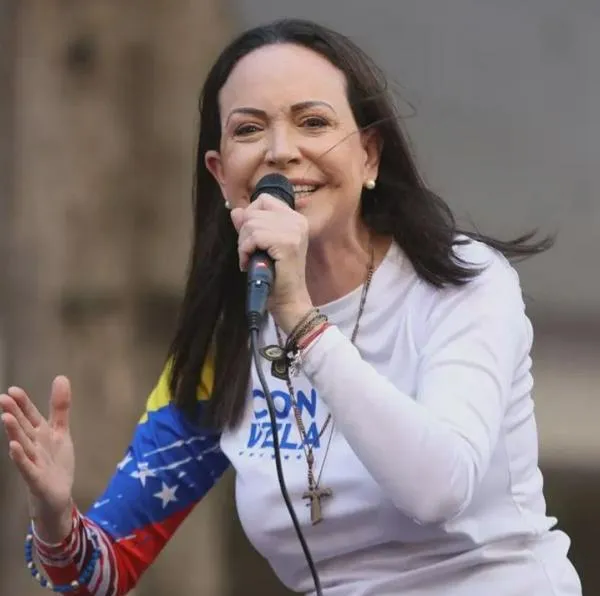 Rueda de prensa de Corina Machado se retrasa y hay dudas de su paradero en la entrega del Nobel. Desde Venezuela lo tachan como "subasta". 