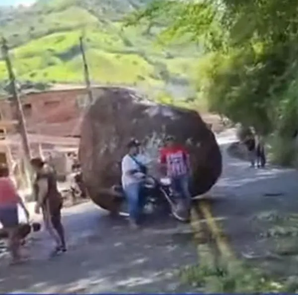 Una piedra gigante aplastó una moto en Dabeiba Antioquia y conductor se salvó 