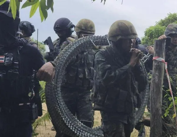 Decenas de miles de personas huyen por los combates en la frontera entre Tailandia y Camboya