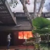Incendiaron oficina en universidad de Medellín: encapuchados le habrían prendido fuego y estarían involucradas 10 personas.|
