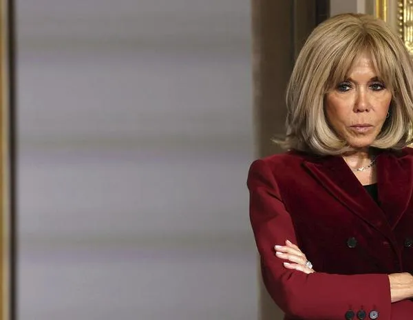 Brigitte Macron, en el centro de la polémica tras calificar de “sucias estúpidas” a activistas feministas