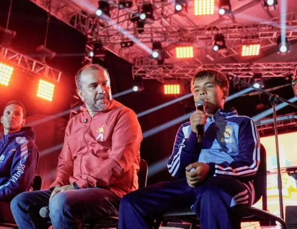 Emoción y celebración en la transmisión del capítulo final de 'Sueños de Cancha' en el parque El Tunal 