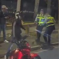 Agente de tránsito puso comparendo y terminó golpeado por motociclista (video)