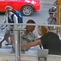 Pareja de turistas de Estados Unidos fue atracada en el centro de Armenia y video es viral porque el novio se asustó y no la ayudó.