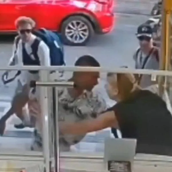 Pareja de turistas de Estados Unidos fue atracada en el centro de Armenia y video es viral porque el novio se asustó y no la ayudó.