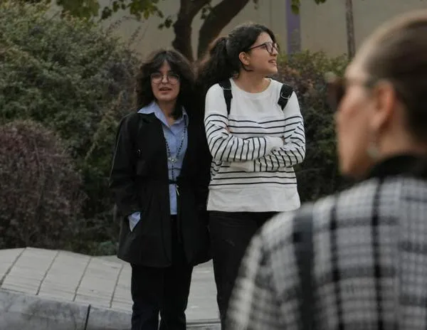 “Una batalla diaria”: Cada vez más iraníes se atreven a salir sin hiyab