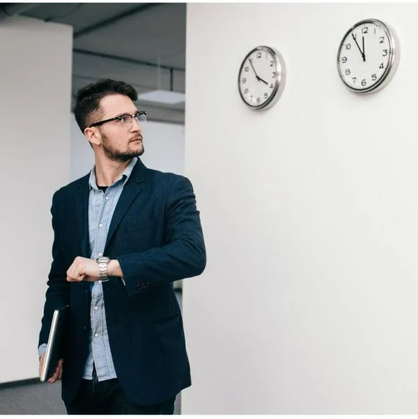 Multan a jefe de empresa en Francia que pedía a trabajadores que entraran antes