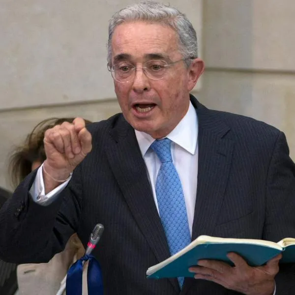 Uribe da luces a que el Centro Democrático no participe en consulta: "Preferible que se reserve". Propuso hacer una encuesta. 