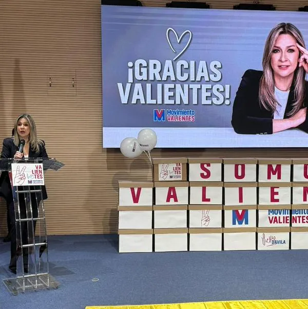 Vicky Dávila llegó con más de 1'300.000 firmas a la Registraduría e inscribió su candidatura. Dijo que se inspiró en María Corina Machado. 