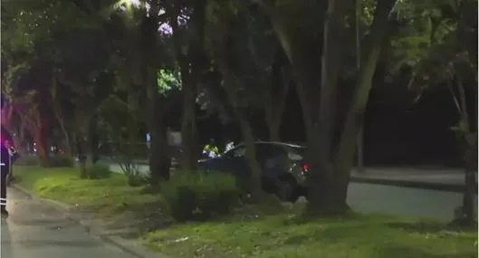 Imágenes de cómo quedó el carro en que murieron mujer y bebé en Bogotá; hubo extraño accidente y un hombre resultó herido. 