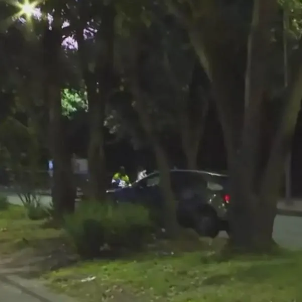 Imágenes de cómo quedó el carro en que murieron mujer y bebé en Bogotá; hubo extraño accidente y un hombre resultó herido. 