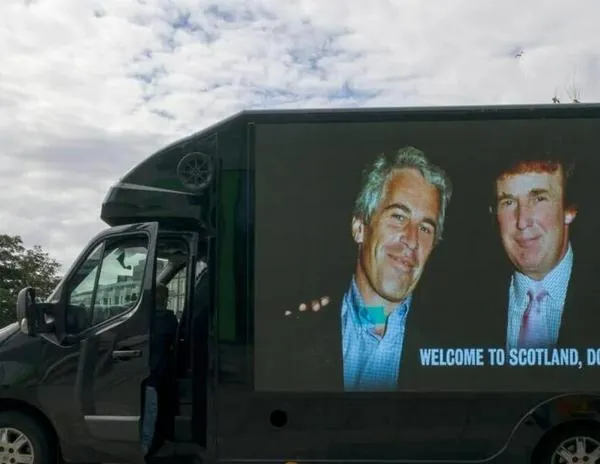 Demócratas publican fotos del depredador sexual Epstein: Trump, Gates y Clinton aparecen en las imágenes