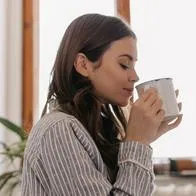 Foto de tomar café, en nota de qué significa dejar siempre el último sorbo de café según la psicología moderna