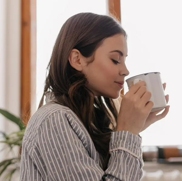 Foto de tomar café, en nota de qué significa dejar siempre el último sorbo de café según la psicología moderna