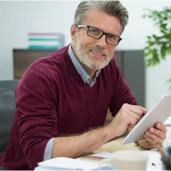 ¿Qué pasa si me pensiono y sigo trabajando en Colombia? Esto dice la ley