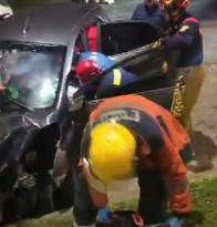 Video: tres heridos, uno atrapado, tras chocar contra un separador vial en avenida de Manizales