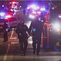 Autoridades en las afueras de la Universidad de Brown, donde hubo un tiroteo que dejó 2 muertos