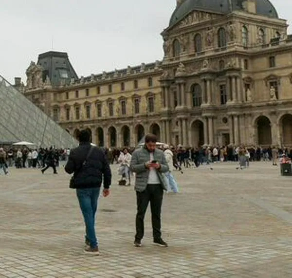 Empleados del Louvre entrarán en huelga el 15 de diciembre por el deterioro del museo