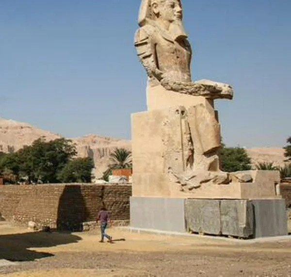 Egipto reveló dos estatuas colosales del rey Amenhotep III, tras 20 años de restauración
