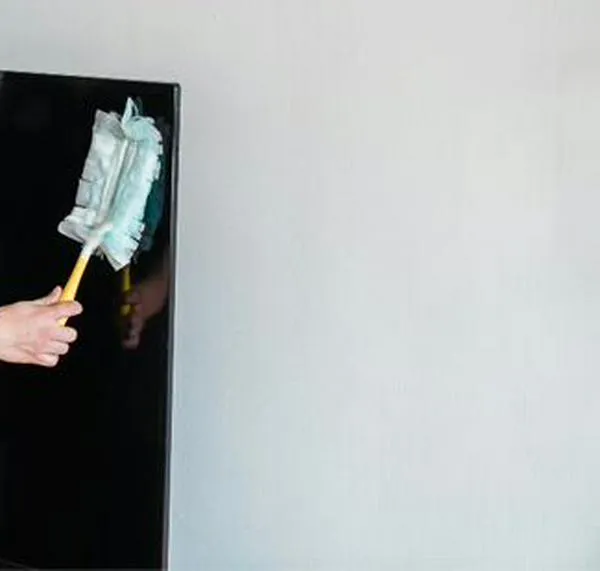 ¿Con qué se puede limpiar la pantalla de un televisor para que no se dañe?