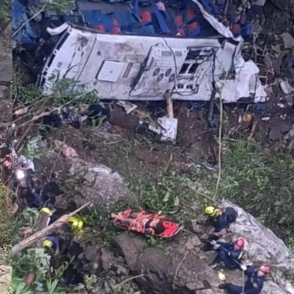 Accidente de bus escolar Liceo Antioqueño que dejó 17 muertos habría sido por falla mecánica o microsueño, según primeras hipótesis. 
