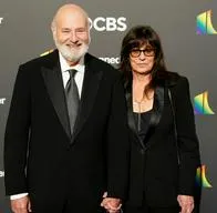 Tragedia en Hollywood: hallan muertos a famoso director de cine y a la esposa en su casa. No hay sospechosos capturados. 