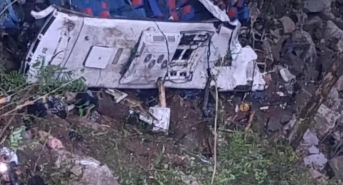 Milagro en accidente de bus: pensaron que murió y joven llamó a su abuelo a decirle que sobrevivió y que se encuentra fuera de peligro.