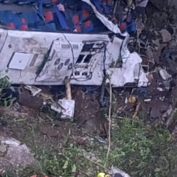 Milagro en accidente de bus: pensaron que murió y joven llamó a su abuelo a decirle que sobrevivió y que se encuentra fuera de peligro.