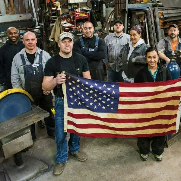 Alertan a colombianos en Estados Unidos por trabajar con permisos vencidos, ya que pueden ser deportados y no recibir la green card.