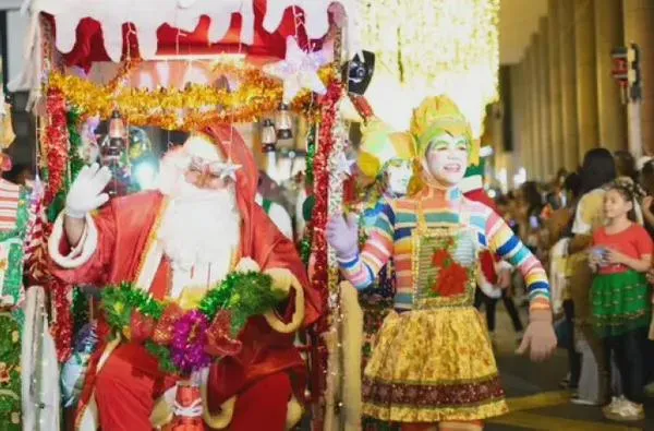 Ciudad del Eje Cafetero deslumbró con su Gran Desfile de Navidad: 1.500 artistas en un recorrido de 2,7 km